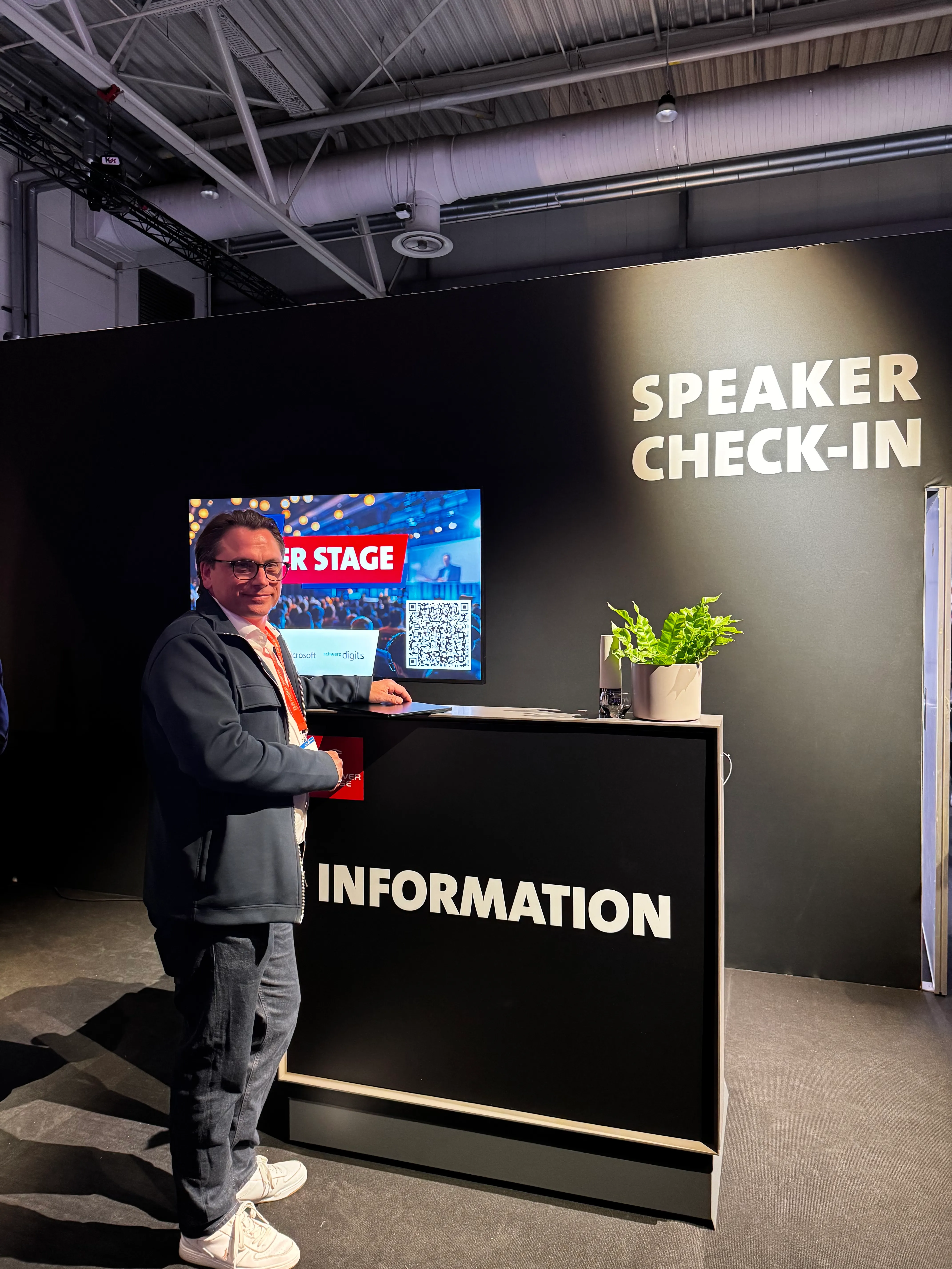 Marco Diedrichsen am Speaker Check-in einer Fachveranstaltung