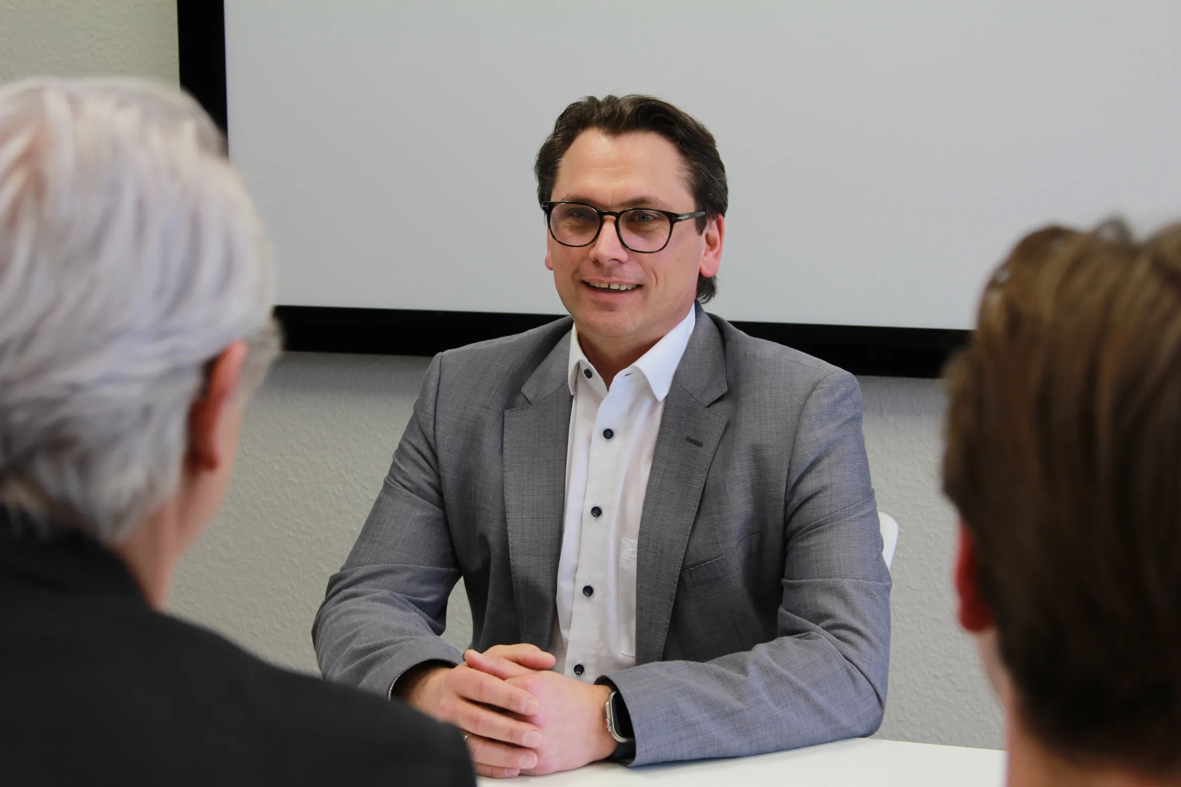 Marco Diedrichsen im vertraulichen Beratungsgespräch mit zwei Gesprächspartnern